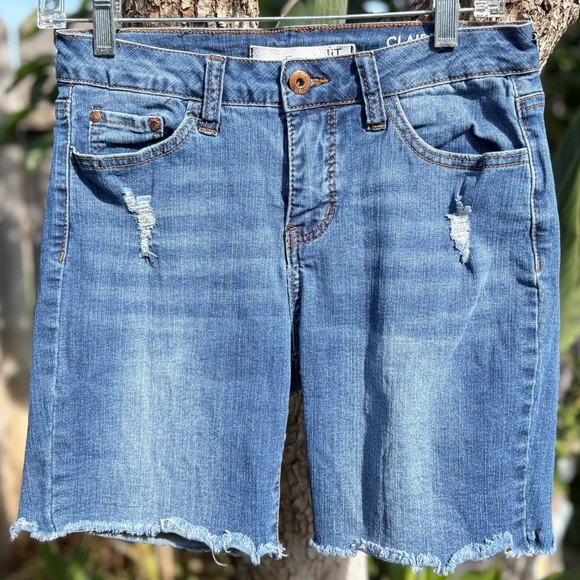 !it Jeans Claire's Curvy Blue Denim Distressed Shorts Size 4 - Picture 1 of 7